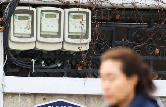 한국전력의 회사채(한전채) 발행 한도를 늘리는 한국전력공사법(한전법) 일부 개정안에 여야가 합의했다. 사진은 12일 서울 시내 주택가의 전기계량기 모습. 연합뉴스