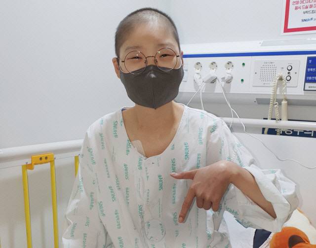 ▲ 김재은 양이 항암치료로 힘이 빠진 상태지만 환하게 웃으며 럭키칠곡 포즈를 취하고 있다. 본인 SNS 캡처