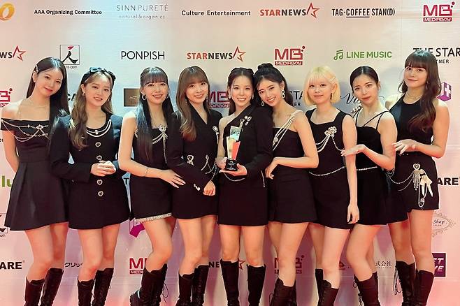 NiziU wins Hot Treand and Best Musician Award at the 2022 Asia Artist Awards. (Twitter)