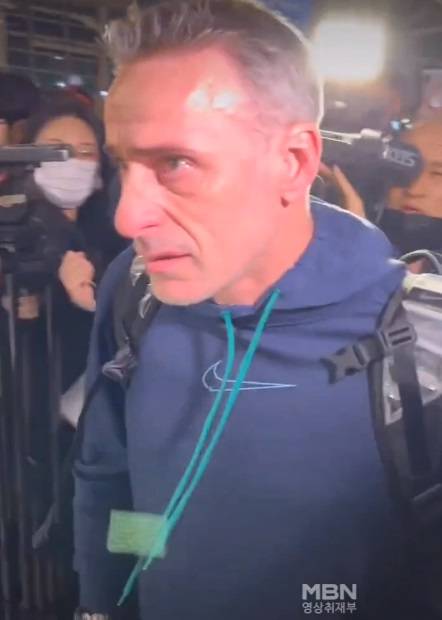 파울루 벤투 감독이 13일 인천국제공항에서 출국장으로 나서기 직전 한국인 코치진과 인사를 나눈 뒤 눈물을 보이고 있다.  MBN 트위터 영상 캡처