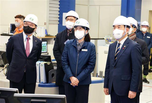 ‘정식 가동’ 신한울 1호기 둘러보는 이창양 장관 - 이창양 산업통상자원부 장관이 14일 오전 경북 울진군에 준공된 신한울 1호기에서 운영 근무 태세를 점검하고 있다. 신한울 1호기엔 아랍에미리트(UAE) 바라카 원전에 수출한 것과 동일한 차세대 한국형 원전(APR1400)이 적용됐다. APR1400 노형은 기존 우리나라 주력 원전 모델이었던 OPR1000 노형을 개량해 발전시킨 모델이다. 산업통상자원부 제공 2022.12.14