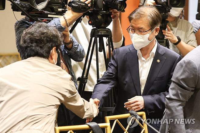 지난 7월 미래노동시장 연구회 교수와 인사하는 이정식 장관 [연합뉴스 자료 사진]