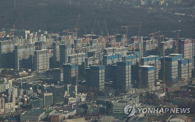 1년새 확 달라진 청약시장…서울 아파트 경쟁률 163대1→9대1 (서울=연합뉴스) 진연수 기자 = 고금리 기조와 집값 하락 우려에 '흥행 불패'로 꼽히던 서울 아파트 청약 시장 분위기가 1년 새 확 뒤바뀐 것으로 나타났다. 11일 부동산 전문리서치업체 리얼투데이가 한국부동산원 청약홈을 분석한 결과에 따르면 올해 서울 아파트는 이달 7일 기준 6천548가구(사전청약·공공분양 제외) 모집에 6만988명이 1순위 청약을 해 평균 경쟁률 9.3대 1을 기록했다. 사진은 서울 시내 아파트 재건축 현장 모습. 2022.12.11 jin90@yna.co.kr