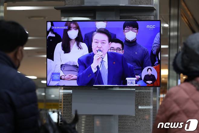 윤석열 대통령이 15일 오후 청와대 영빈관에서 제1차 국정과제 점검회의를 주재하는 가운데 대구역 맞이방에서 시민들이 텔레비전 생중계를 시청하고 있다. 2022.12.15/뉴스1 ⓒ News1 공정식 기자