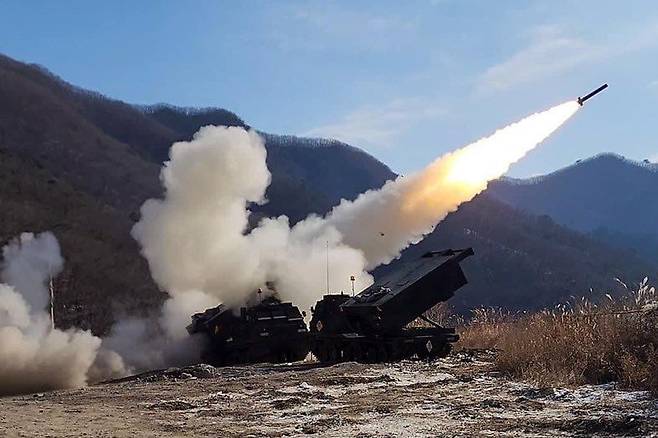 주한미군이 14일 트위터에 강원도 철원에서 실시한 포병 사격 훈련 장면을 공개했다. /미군