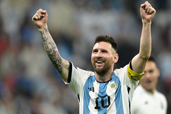 TOPSHOT - Argentina's forward #10 Lionel Messi celebrates after defeating Croatia 3-0 in the Qatar 2022 World Cup football semi-final match between Argentina and Croatia at Lusail Stadium in Lusail, north of Doha on December 13, 2022. (Photo by JUAN MABROMATA / AFP) /사진=연합 지면외신화상