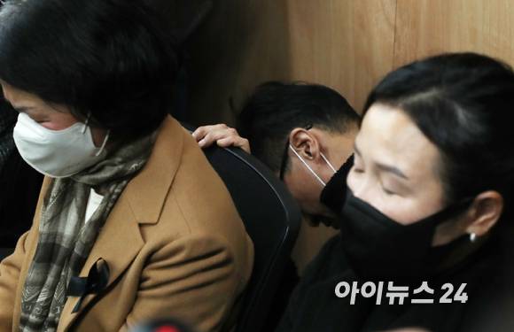 이태원 참사 희생자 유가족들이 지난 11월22일 오전 서울 서초구 서초동 민주사회를 위한 변호사 모임 대회의실에서 열린 '10·29 이태원 참사' 유가족 입장발표 기자회견에서 눈물을 닦고 있다.[사진=김성진 기자]