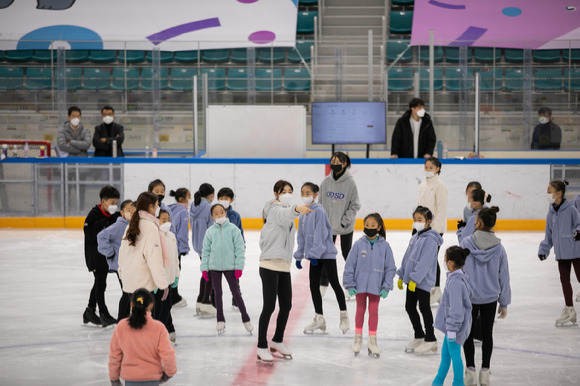 김연아는 플레이원터 피겨스케이팅 아카데미에서 강사로 활동한다. [사진=올댓스포츠]