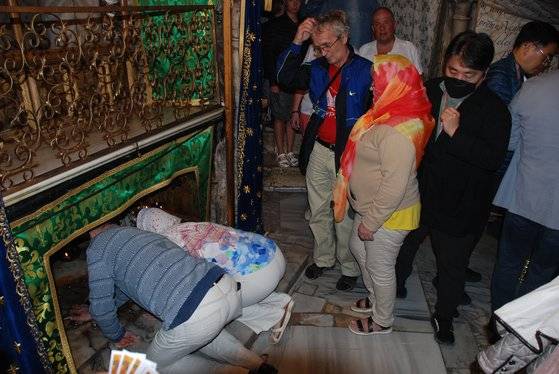 아기 예수가 태어난 장소라고 전해지는 곳에서 세계 각국에서 온 순례객들이 엎드려 기도하고 있다. 백성호 기자