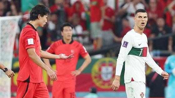 3일 오전(한국시간) 카타르 알라이얀의 에듀케이션 시티 스타디움에서 열린 2022 카타르 월드컵 조별리그 H조 3차전 대한민국과 포르투갈 경기. 교체아웃되던 포르투갈 크리스티아누 호날두가 대표팀 조규성과 언쟁을 벌이고 있다. 연합뉴스