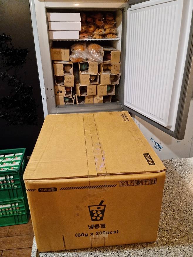 유명 테이크아웃 커피전문점의 냉장·냉동 식자재가 실온에 방치되어 있는 모습. [제보자 제공]
