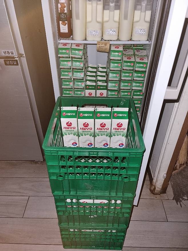 유명 테이크아웃 커피전문점의 냉장·냉동 식자재가 실온에 방치되어 있는 모습. [제보자 제공]