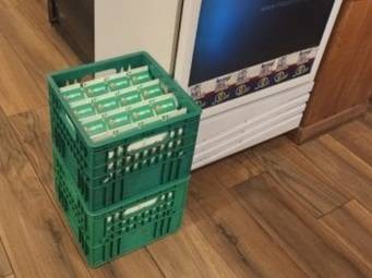 유명 테이크아웃 커피전문점의 냉장·냉동 식자재가 실온에 방치되어 있는 모습. [제보자 제공]