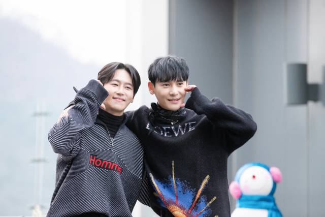 그룹 크러핀(김태형, 지하용)이 15일 오전 서울 중구 L7명동 호텔 21층 루프탑 바 플로팅에서 열린 크리스마스 캐럴 발매 기념 쇼케이스 무대에 섰다. / 사진=마운틴무브먼트 제공