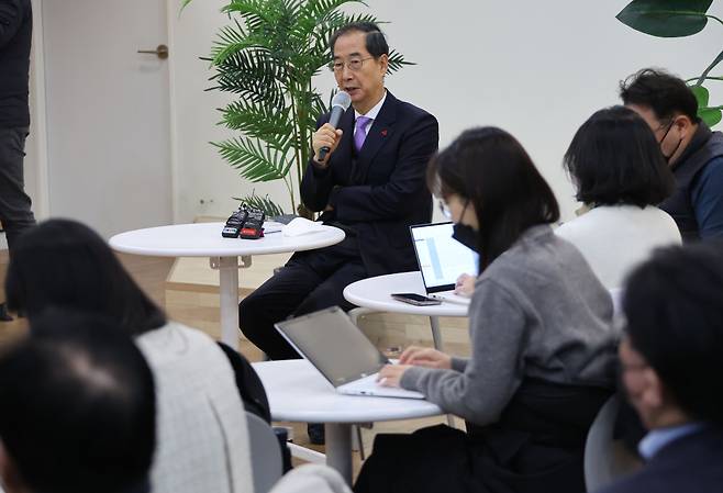 한덕수 국무총리가 15일 정부서울청사에서 출입기자들과 만나 간담회를 갖고 있다. ⓒ연합뉴스
