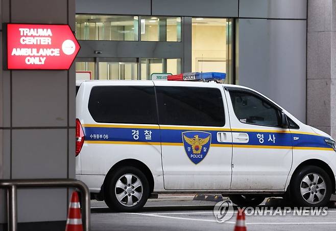 대장동 '키맨' 김만배 극단선택 시도…"생명지장 없어" (수원=연합뉴스) 홍기원 기자 = 대장동 개발 비리 의혹 사건의 핵심 인물인 김만배 씨가 극단적인 선택을 시도해 병원으로 이송됐다.
    15일 경찰 등에 따르면 김씨는 14일 오전 2시께 경기도 수원시 장안구의 한 대학교 인근 도로에 주차된 자신의 차 안에서 흉기로 자신의 목과 가슴 부위를 여러 차례 찔러 자해했다. 
    사진은 15일 오전 김씨가 이송된 병원 모습. 2022.12.15 xanadu@yna.co.kr