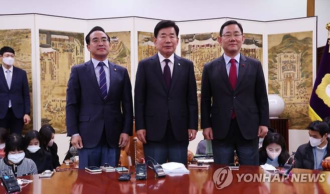 의장 주재 양당 원내대표 내년도 예산안 협상 (서울=연합뉴스) 백승렬 기자 = 김진표 국회의장이 15일 국회 의장실에서 열린 내년도 예산안 협상을 위한 여야 원내대표 회동에서 여야 원내대표와 함께 기념촬영을 하고 있다. 왼쪽부터 더불어민주당 박홍근 원내대표, 김 의장, 국민의힘 주호영 원내대표. 2022.12.15 srbaek@yna.co.kr