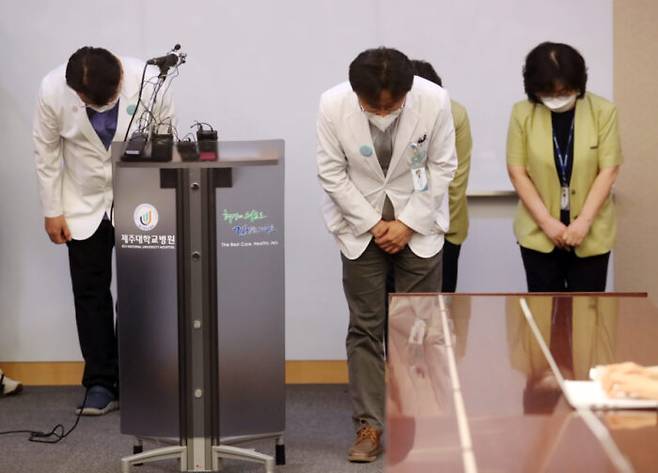 지난 4월 28일 제주대병원 강사윤 진료처장이 약물 과다투약 사고에 대한 사과 입장을 발표하고 있다. [사진=뉴스1]