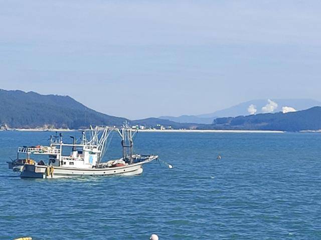 충남 보령시 삽시도 술뚱선착장에서 바라본 원산도 모습. 어선 뒤로 원산도 오봉산 해수욕장이 보인다. 최두선 기자