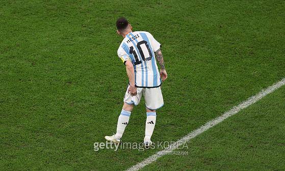 크로아티아와 4강전에서 햄스트링을 만진 메시.(사진=게티이미지)