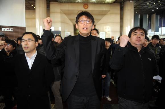 정영하 MBC 노조위원장(가운데)를 비롯한 MBC노조원들이 지난 2012년 1월 30일 오전 서울 영등포구 MBC본사 1층 로비에서 열린 '김재철 사장 퇴진, 공정방송 사수'를 위한 총파업 출정식에서 구호를 외치고 있다. [사진=뉴시스]