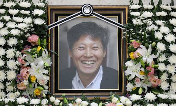 고 이용마 기자는 2012년 공정방송을 위한 MBC 170일 파업 당시 해고된 후 복막암 판정을 받았다. 이후 2017년 해고 무효 확인 소송에서 승소해 복직했으나 2019년 8월 21일 오전 6시 44분 서울아산병원에서 투병 중 세상을 떠났다. [사진=뉴시스]