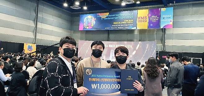 한국메타버스산업협회장상을 수상한 레다게임즈의 세 공동대표. 출처 = 레다게임즈