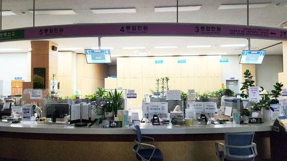 광주광역시 동구청 민원봉사실이 점심시간 휴무제로 텅 비어있다. 황희규 기자