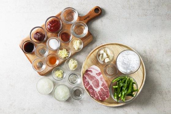 꽈리고추 돼지고기 강정 재료. [사진 송미성]