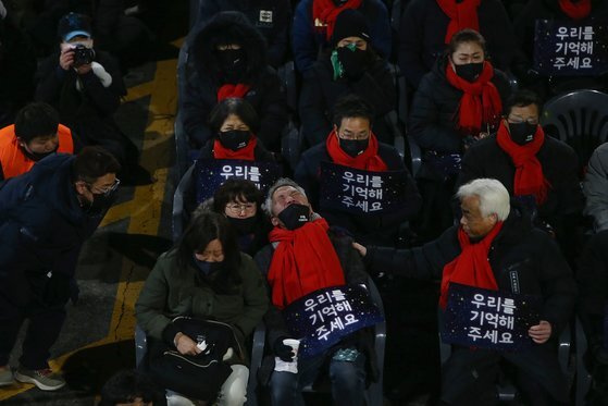 16일 저녁 서울 용산구 이태원역 앞에서 열린 '10.29 이태원 참사 49일 시민추모제'에서 유가족이 오열하고 있다. 뉴스1