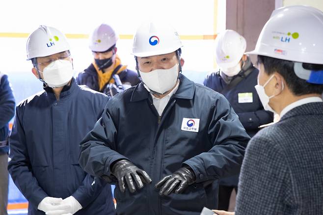 원희룡 국토교통부 장관은 16일 수서역세권 공공주택지구 A-2BL 공공임대주택 건설현장을 찾아 층간소음 해소 등 주택품질 제고 계획을 보고받았다. /사진제공=국토교통부