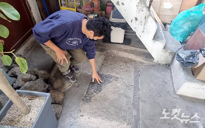 이대우(45)씨가 과거 세탁소 주인이 사용한 빨랫돌을 가리키고 있다. 고상현 기자