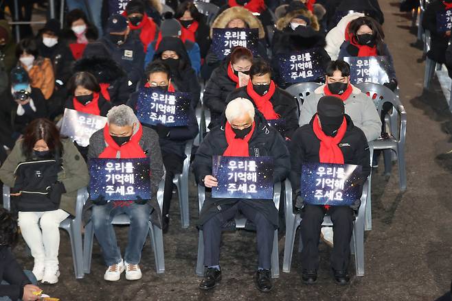 12월16일 오후 서울 용산구 이태원참사 사고 현장 인근에서 열린 10·29 이태원참사 유가족협의회와 10·29 이태원참사 시민대책회의 주최 참사 49일 시민추모제에서 고(故) 이지한씨의 아버지인 이종철 유가족협의회 대표(앞줄 왼쪽 세번째) 등 유가족들이 희생자를 추모하며 묵념하고 있다. ⓒ 연합뉴스