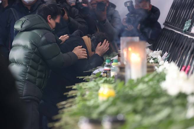 12월16일 오후 서울 용산구 녹사평역 광장에 마련된 이태원 참사 희생자 시민분향소에서 유가족이 오열하고 있다. ⓒ 연합뉴스