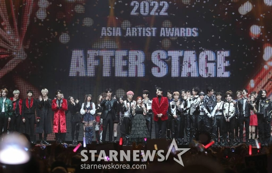 14일 오후 일본 나고야 니혼가이시홀에서 열린 스타뉴스-미디어보이 주최 '2022 Asia Artist Awards IN JAPAN'(2022 아시아 아티스트 어워즈, 이하 2022 AAA) 애프터 스테이지에서 출연자들이 관객들에게 인사를 하고 있다. '2022 AAA AFTER STAGE'에는 국내외에서 많은 사랑을 얻고 있는 대세 아티스트들이 참석했다. 공동 MC를 맡은 가수 겸 배우 황민현과 그룹 아이즈원 출신으로 국내 팬들에게도 친숙한 멤버 야부키 나코(Yabuki Nako)를 비롯해 서인국, 펜타곤(PENTAGON), 베리베리(VERIVERY), 알렉사(AleXa), TFN(티에프앤), 킹덤(KINGDOM), 라잇썸(LIGHTSUM), 빌리(Billlie), 케플러(Kep1er), 트렌드지(TRENDZ), 템페스트(TEMPEST), 라필루스(Lapillus), 인도네시아 팝 아티스트 리오드라(Lyodra Margareta Ginting)가 무대를 뜨겁게 달궜다. 'Asia Artist Awards' 역사상 처음으로 개최되는 갈라쇼 '2022 AAA AFTER STAGE'는 첫 시상식이 열렸던 지난 2016년부터 매년 'AAA'에 뜨거운 관심과 아낌없는 성원을 보내준 전 세계 팬들을 위해 마련한 축제의 장이다. 2022.12.14 /사진=김창현 기자 chmt@