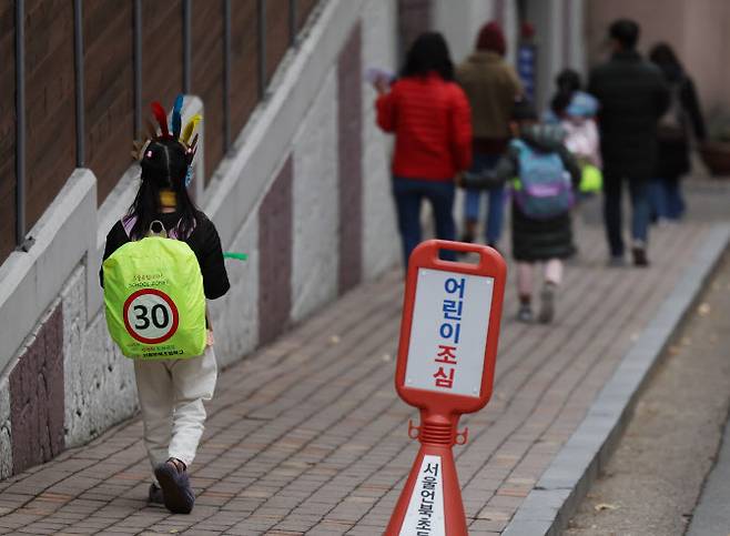 강남구 언북초등학교 앞에 형광색 커버가 씌워진 가방을 멘 학생이 하교하고 있다. (사진=뉴시스)