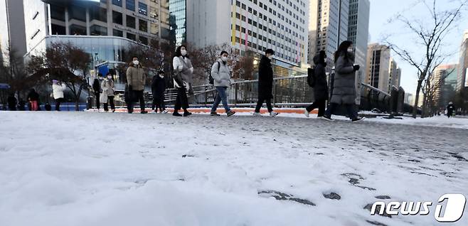 대설에 이어 한파가 몰아친 16일 서울 청계천 인근에서 시민들이 잔뜩 움츠린채 출근하고 있다. 2022.12.16/뉴스1 ⓒ News1 박지혜 기자