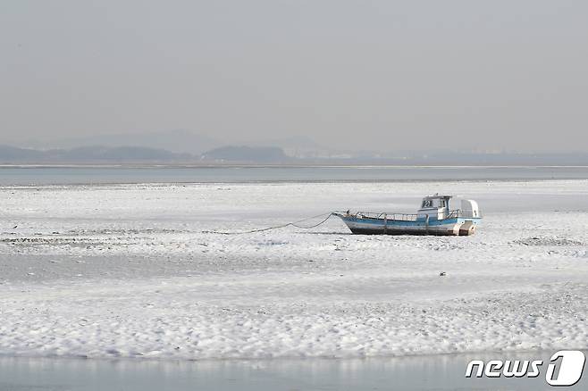 인천 영종도 예단포 선착장 인근 갯벌이 얼어있다. /뉴스1 ⓒ News1 임세영 기자