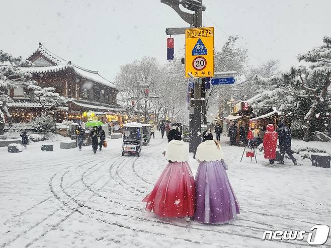 17일 눈이 내리는 전북 전주한옥마을에서 관광객들이 겨울 정취를 만끽하고 있다.2022.12.17/뉴스1 ⓒ News1 강교현기자