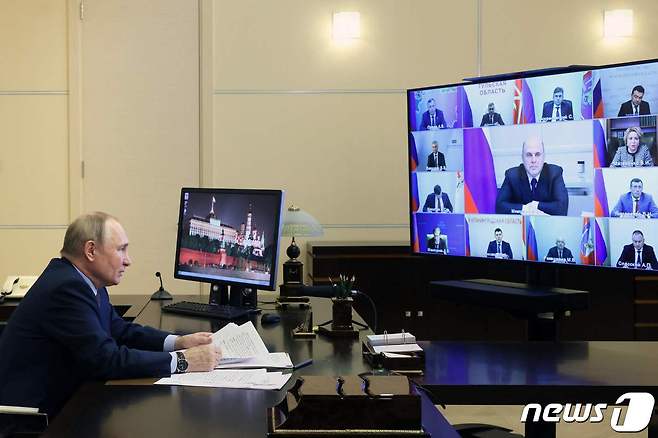 블라디미르 푸틴 러시아 대통령이 15일 (현지시간) 모스크바 외곽 노보 오가르요보 관저에서 국가 전략 개발 프로젝트 위원회 화상 회의를 주재하고 있다. ⓒ AFP=뉴스1 ⓒ News1 우동명 기자