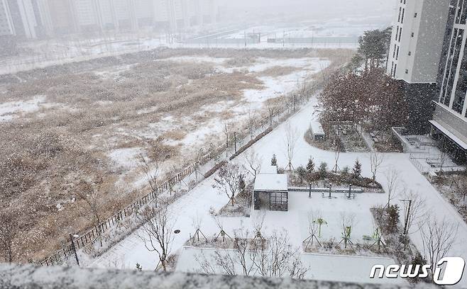 전북지역 곳곳에 대설주의보가 발효된 17일 전북 완주군 삼례읍 수계리 일원에 눈이 내리고 있다. 2022.12.17/뉴스1 ⓒ News1 유경석 기자