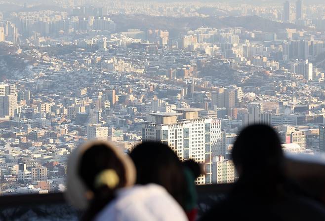 지난달 전국 집값이 19년 만에 가장 큰 폭으로 떨어졌다. 한국부동산원 11월 전국주택가격동향조사에 따르면 전국 주택종합(아파트·연립·단독주택 등) 가격은 전월 대비 1.37% 하락했다. 부동산원이 2003년 12월 관련 통계를 작성하기 시작한 이래 최대 낙폭이다.  사진은 16일 오전 서울 중구 남산에서 아파트와 주택가가 내려다보이고 있다./뉴시스