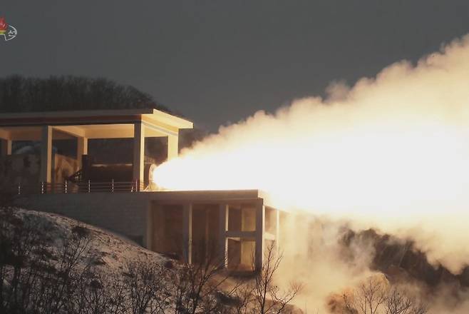 북한이 고체연료를 사용하는 신형 대륙간탄도미사일(ICBM)을 개발하기 위한 것으로 보이는 고출력 로켓엔진 시험에 성공했다고 밝혔다. 조선중앙TV는 16일 "조선로동당 제8차대회가 제시한 국방력강화의 중요핵심목표들을 결사완수하려는 국방과학연구부문 과학자, 기술자들의 불굴의 의지와 완강한 노력이 실천적인 성과들로 이어지고 있는 가운데 또다시 12월 15일 전략적의의를 가지는 중대시험이 진행되였다"고 보도했다. 사진=조선중앙TV 캡처