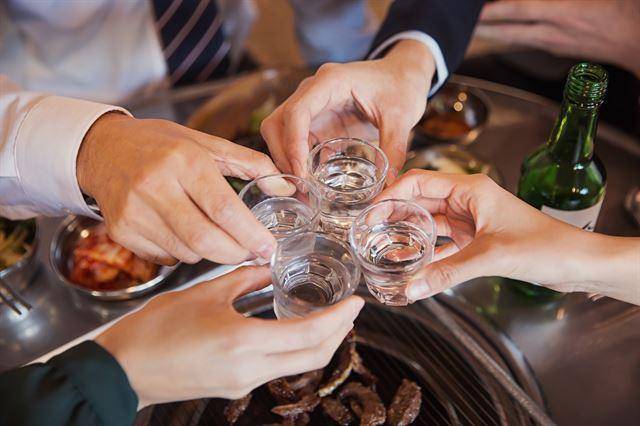 송년회에 빠질 수 없는 소주. 게티이미지뱅크