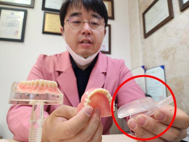 김상운 치과의사가 해외 직구로 판매되고 있는 투명교정장치를 보여주고 있다. 그는 "치과에서 사용되는 투명교정장치와 사용법도 다른데다 이 장치로 사용자 치아 모양을 본뜰 수도 있는지 의구심이 든다"고 말했다. 대구 더블유치과 제공.