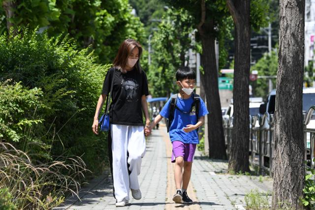 지난 6월 학교를 마친 발달장애 아동 윤준우(9)군이 어머니 유수희씨와 함께 손잡고 귀가하고 있다. 이한호 기자