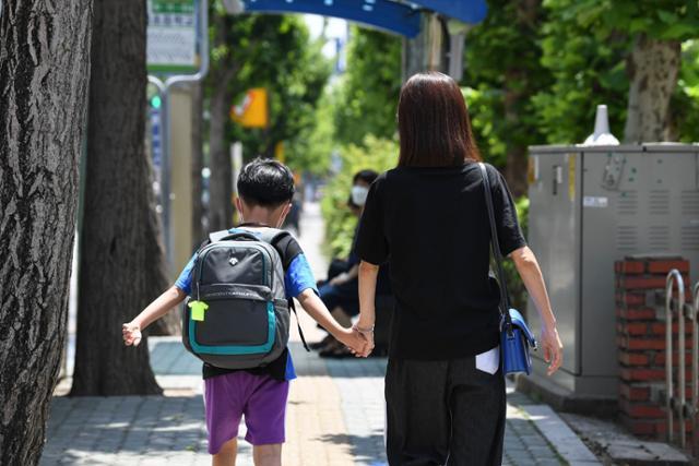 준우군이 특수학교 수업을 마치고 어머니 유수희씨와 함께 귀가하고 있다. 이한호 기자