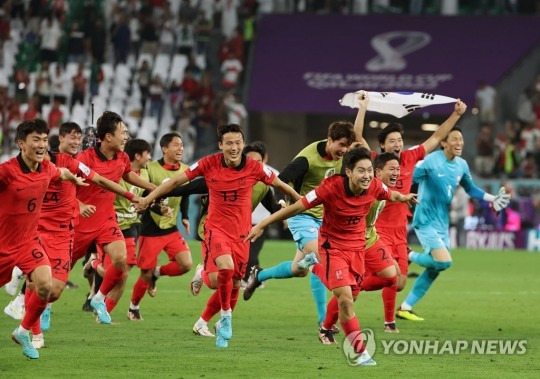 한국 선수들이 카타르 월드컵 16강 진출을 확정한 후 기쁨을 나누고 있다. [사진=연합뉴스]