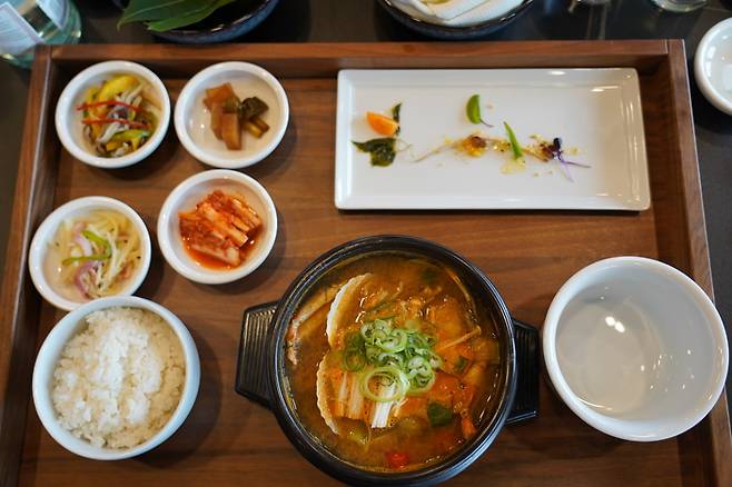 1일차 중식 된장 해물 뚝배기 / 사진 = 정윤지 여행+ 기자