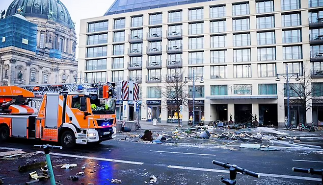 16일(현지시간) 오전 5시 45분경 독일 베를린 대성당 근처에 있는 돔 아쿠아레 래디슨 블루 호텔 겸 쇼핑몰에 설치된 초대형 수족관이 쾅 소리와 함께 터졌다. 호텔 밖까지 흘러 나온 폭발의 잔해물. AP 연합뉴스